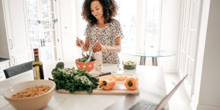 Delve into Conscious Dining: HealthChatRoom.com's Guide to Mindful Eating